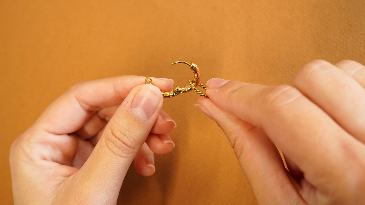 Lucky asymmetrical dangling earrings : Step 1