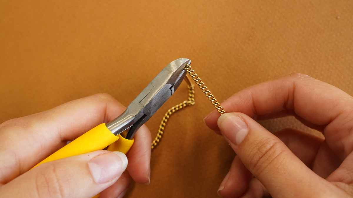 Lucky asymmetrical dangling earrings : Step 2