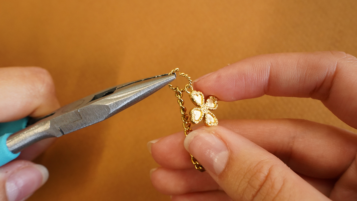 Lucky asymmetrical dangling earrings : Step 4