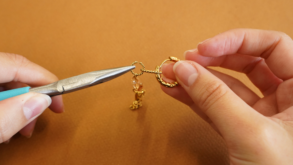 Lucky asymmetrical dangling earrings : Step 5