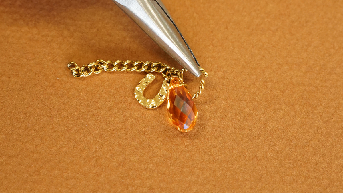 Lucky asymmetrical dangling earrings : Step 7