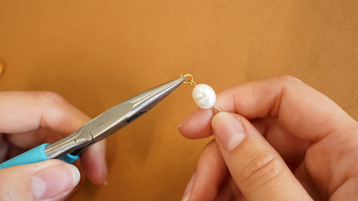 Lucky asymmetrical dangling earrings : Step 8