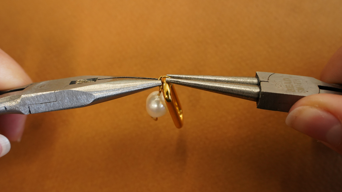 Lucky asymmetrical dangling earrings : Step 9