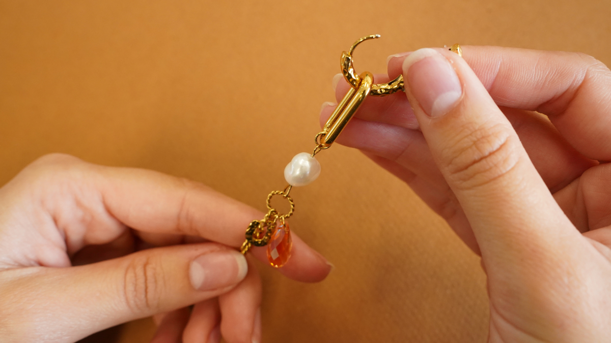 Lucky asymmetrical dangling earrings : Step 10