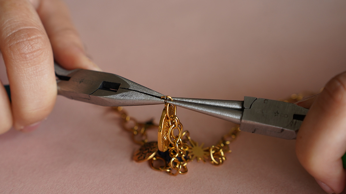 Mes bijoux DIY - Jewelry Kit Necklace charms Astres in Stainless Steel Gilded : Step 2 Mes bijoux DIY - Jewelry Kit Necklace charms Astres in Stainless Steel Gilded : Step 2