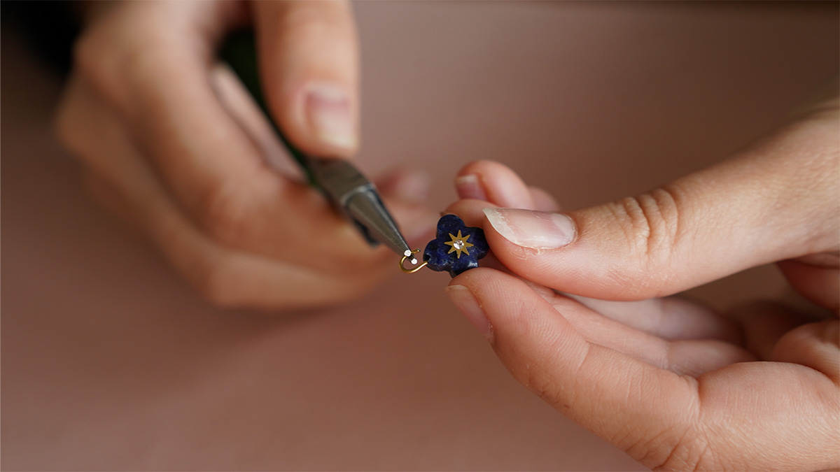 Mes bijoux DIY - Jewelry Kit Necklace charms Astres in Stainless Steel Gilded : Step 4 Mes bijoux DIY - Jewelry Kit Necklace charms Astres in Stainless Steel Gilded : Step 4