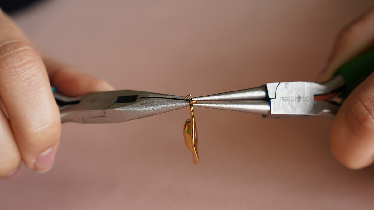 Mes bijoux DIY - Jewelry Kit Western charms necklace in gold-plated stainless steel : Step 2 Mes bijoux DIY - Jewelry Kit Western charms necklace in gold-plated stainless steel : Step 2