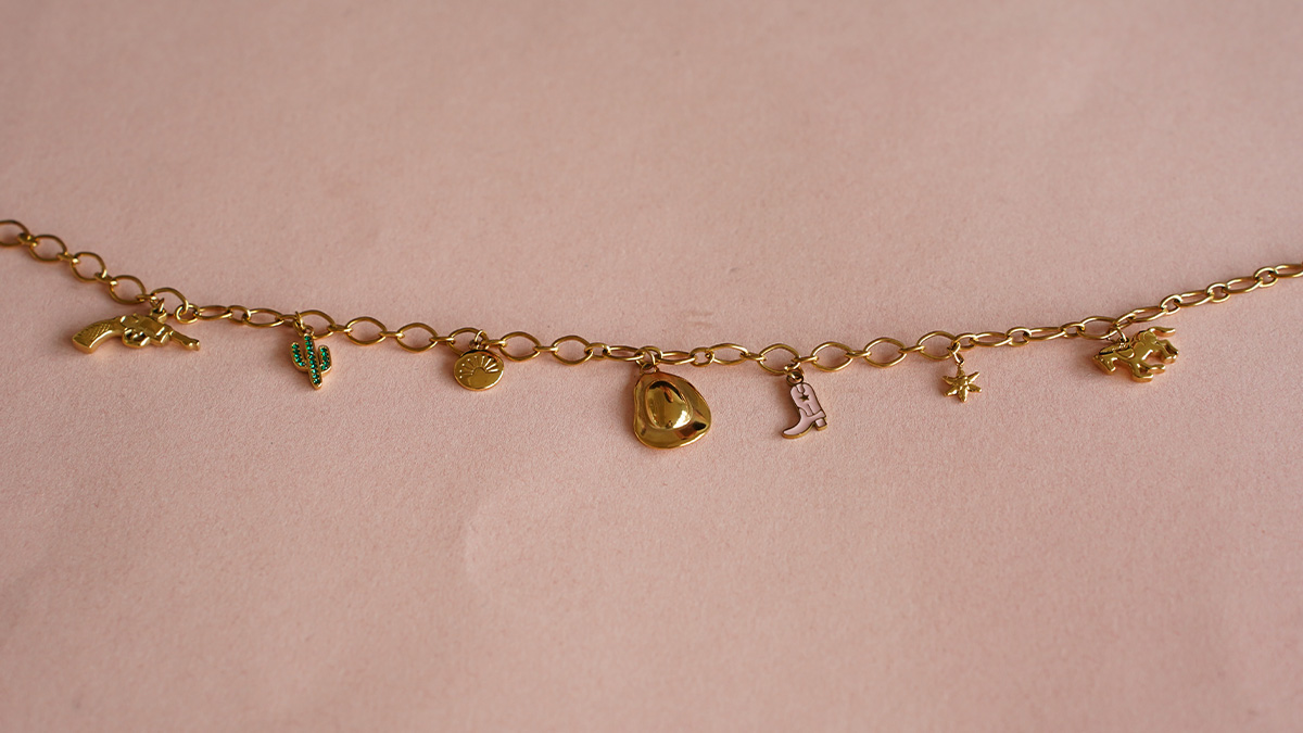 Mes bijoux DIY - Jewelry Kit Western charms necklace in gold-plated stainless steel : Step 3 Mes bijoux DIY - Jewelry Kit Western charms necklace in gold-plated stainless steel : Step 3