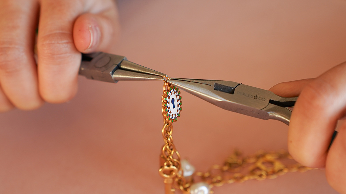 Mes bijoux DIY - Jewelry Kit Necklace charms Keys in Stainless Steel Gilded : Step 2 Mes bijoux DIY - Jewelry Kit Necklace charms Keys in Stainless Steel Gilded : Step 2