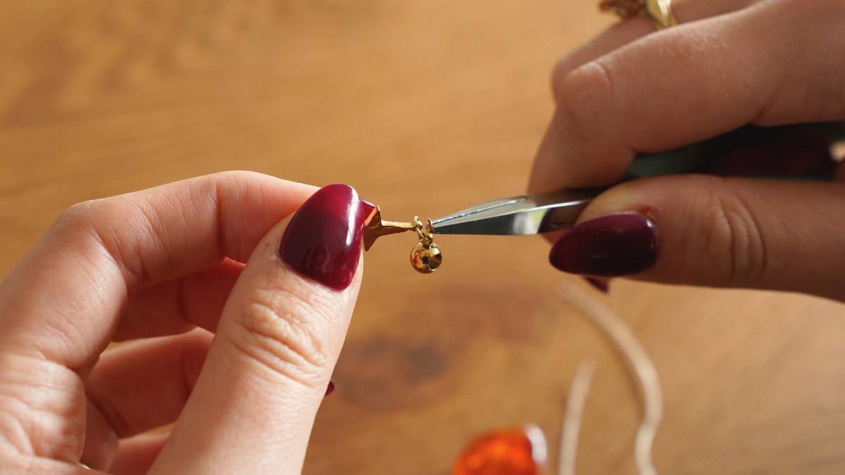 Resin beads and stainless steel charms bracelet : Step 1