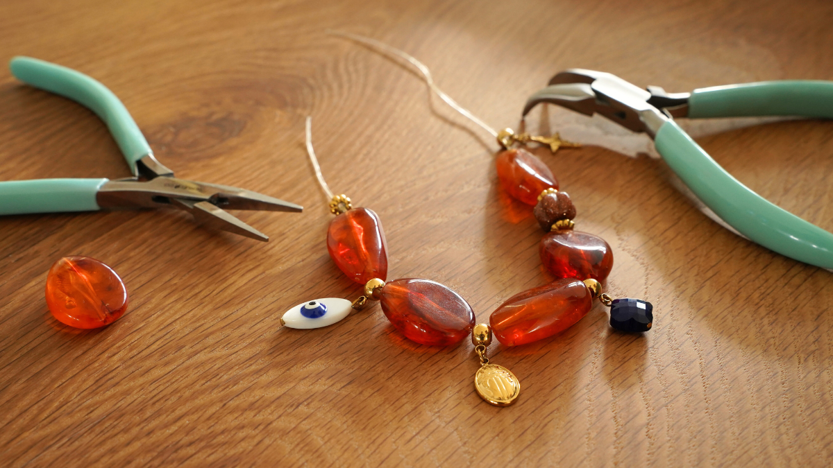 Resin beads and stainless steel charms bracelet : Step 2