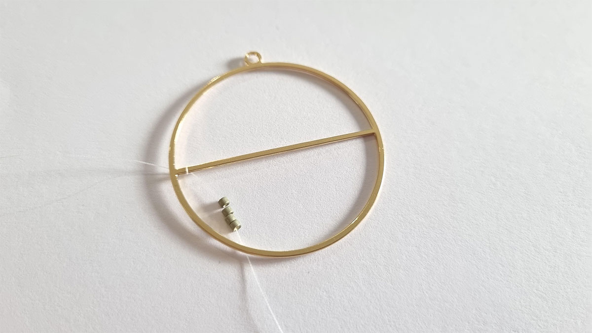 Half flower weaving earrings : Step 1