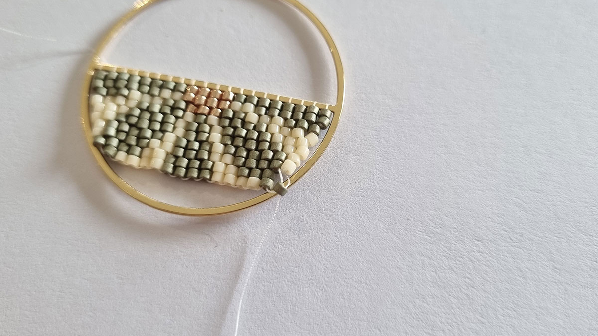 Half flower weaving earrings : Step 5