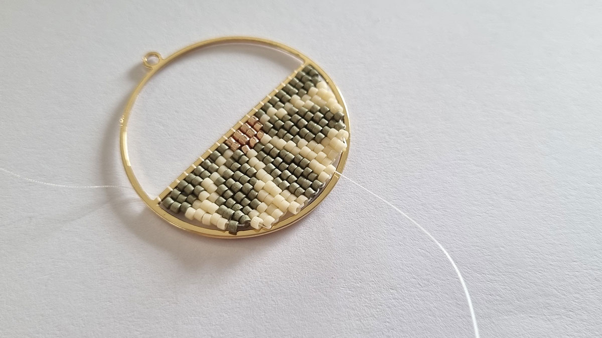 Half flower weaving earrings : Step 6