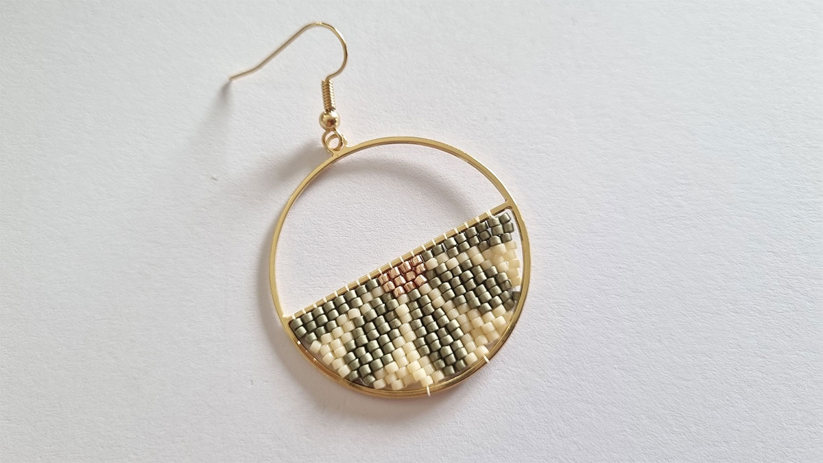 Half flower weaving earrings : Step 7