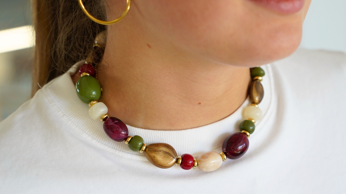 Collier perles en résine colorées