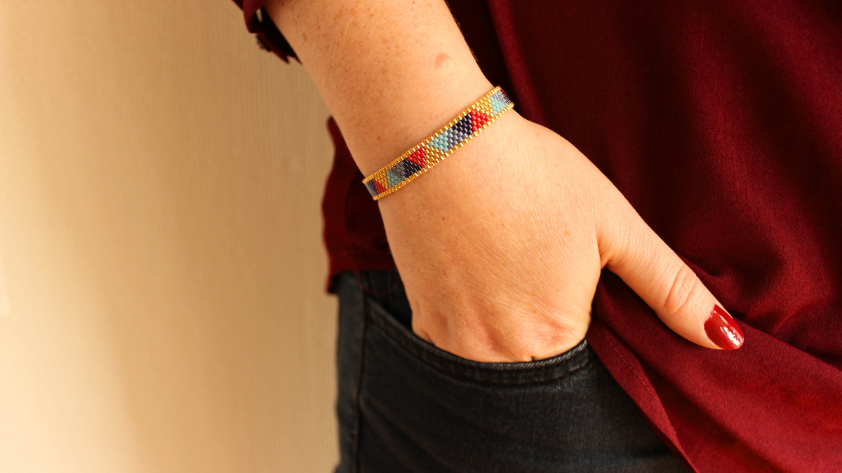 Triangle bracelet with Miyuki 11/0 beads in peyote pair