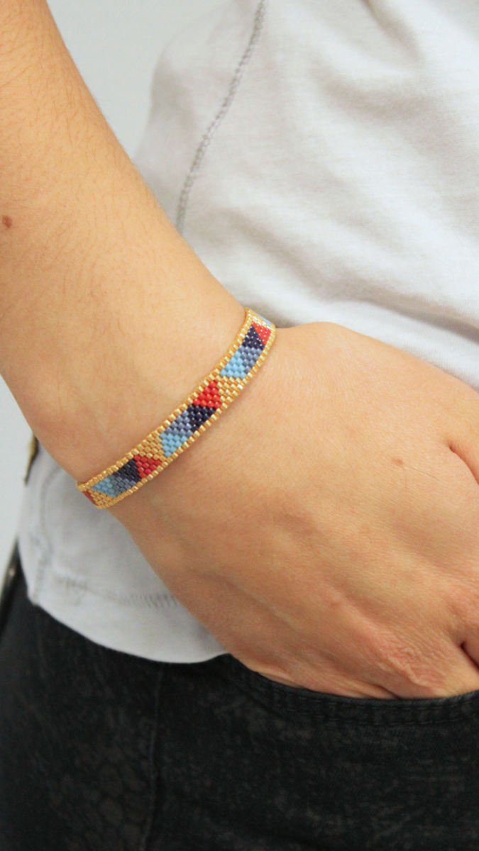 Triangle bracelet with Miyuki 11/0 beads in peyote pair