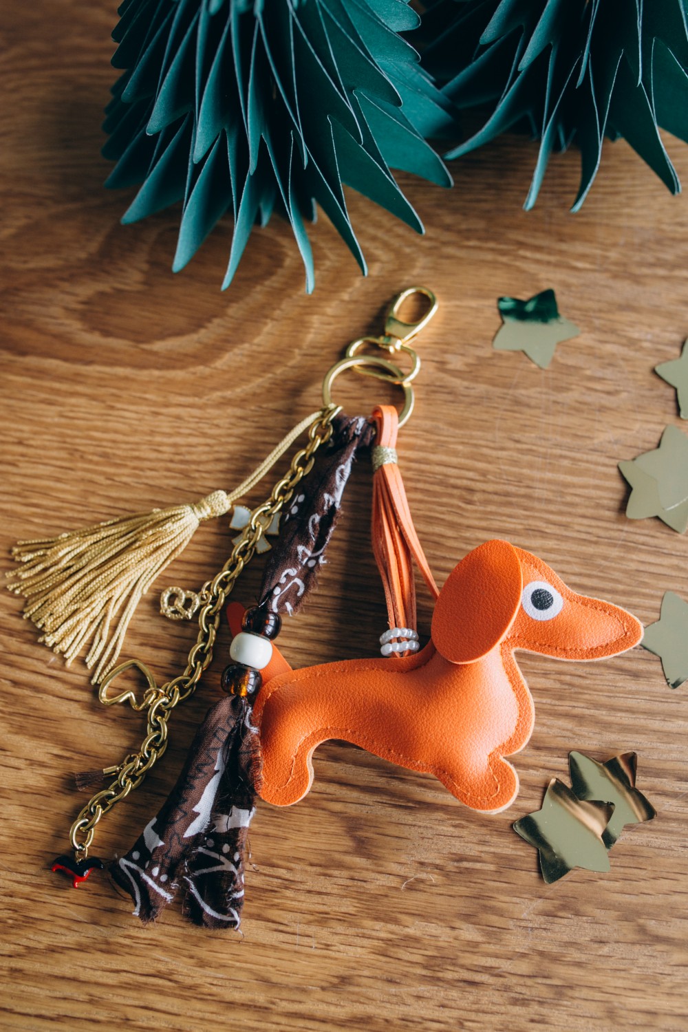 Bag jewel with dachshund pendant, pompoms and bandana