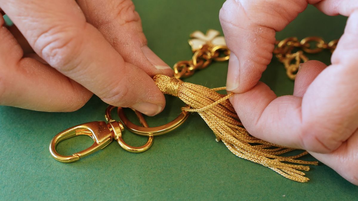 Bag jewel with dachshund pendant, pompoms and bandana : Step 4 Bag jewel with dachshund pendant, pompoms and bandana : Step 4