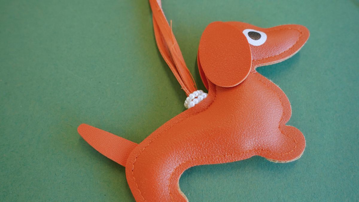 Bag jewel with dachshund pendant, pompoms and bandana : Step 9 Bag jewel with dachshund pendant, pompoms and bandana : Step 9