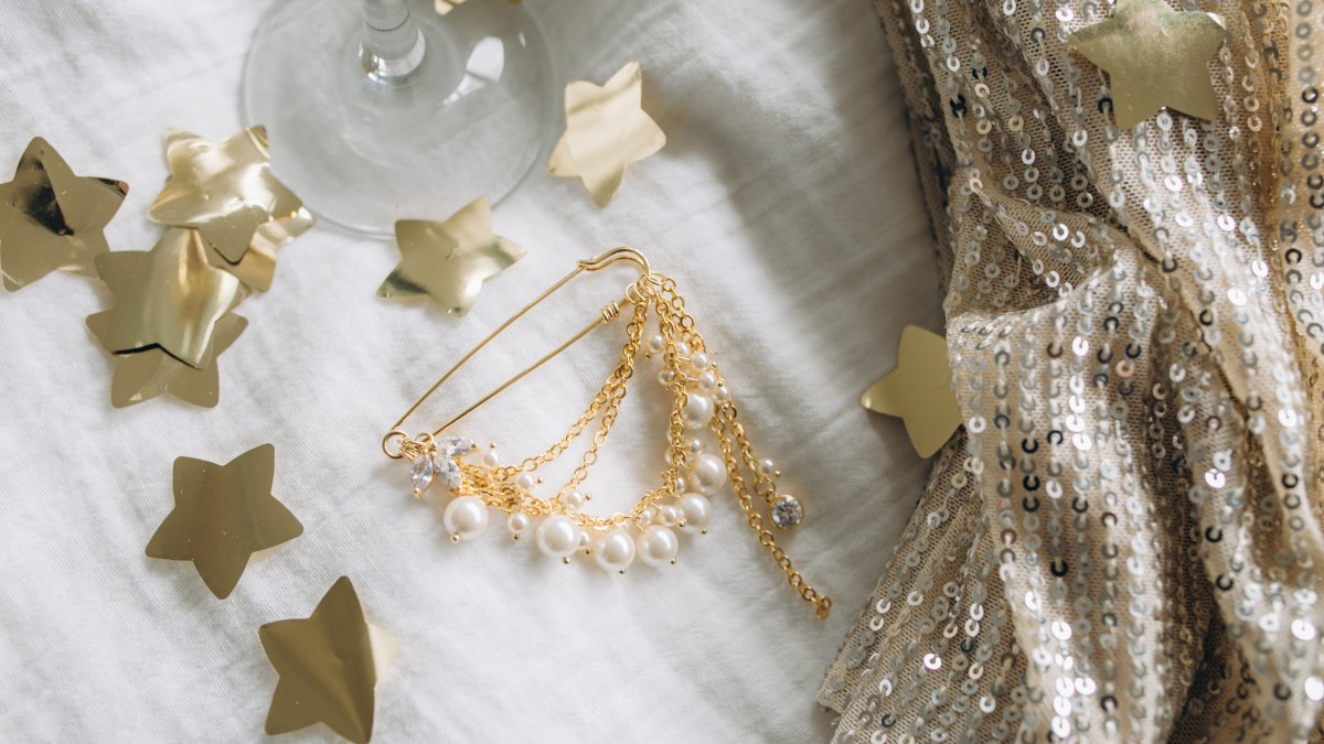 Schema  Brooch with gold bangs and pearly beads