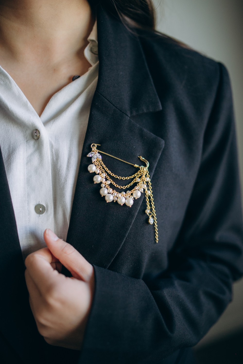Brooch with gold bangs and pearly beads