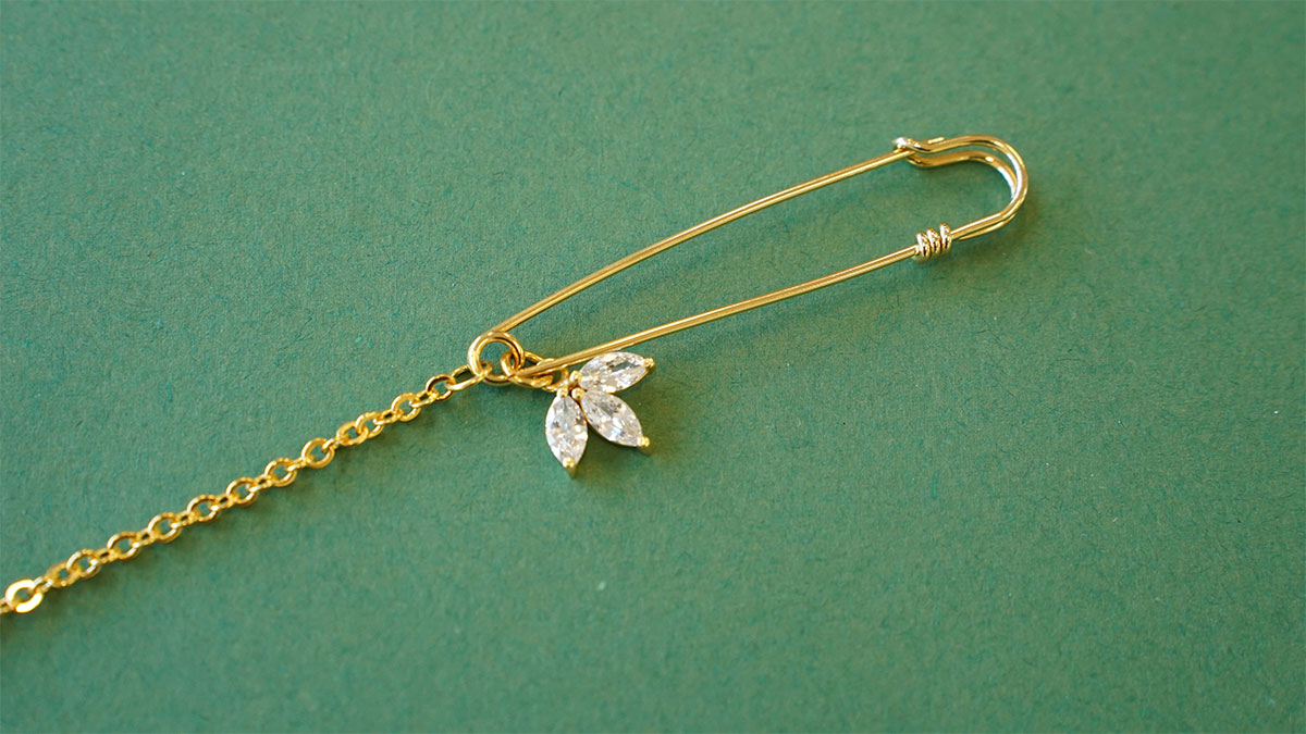 Brooch with gold bangs and pearly beads : Step 1