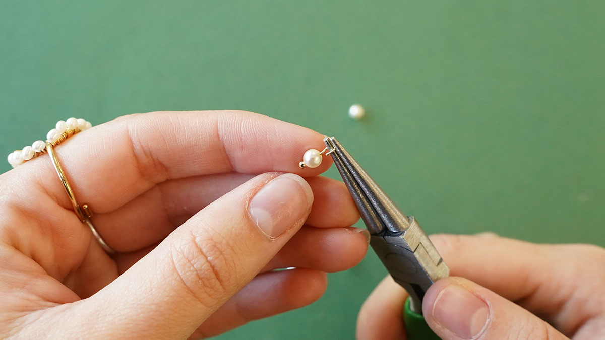 Brooch with gold bangs and pearly beads : Step 2