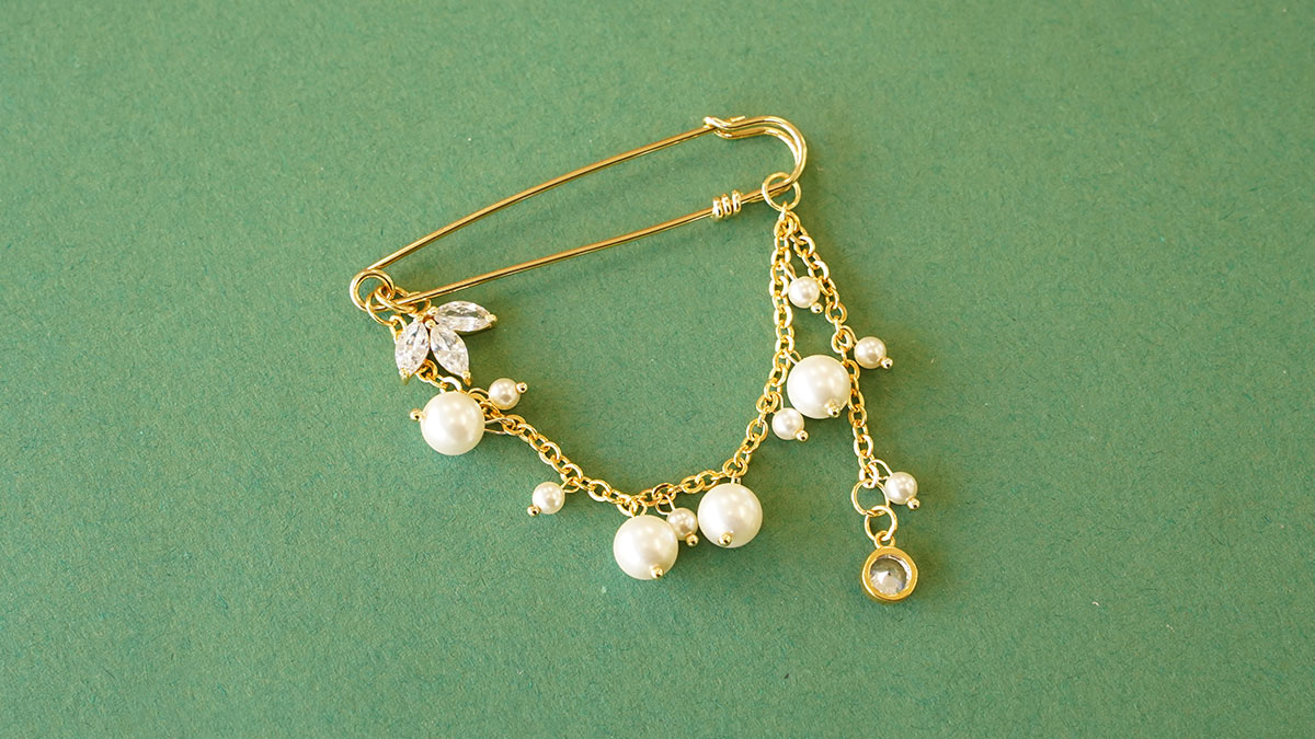 Brooch with gold bangs and pearly beads : Step 3