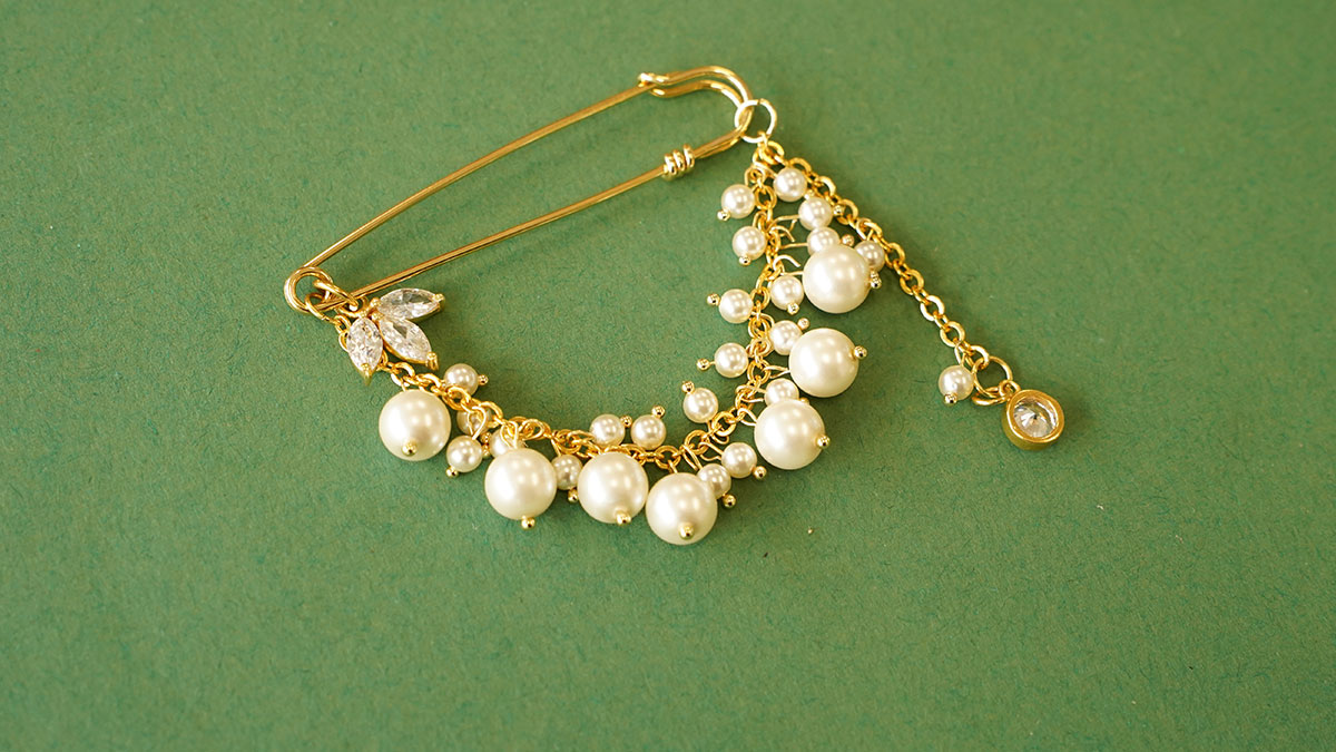 Brooch with gold bangs and pearly beads : Step 4