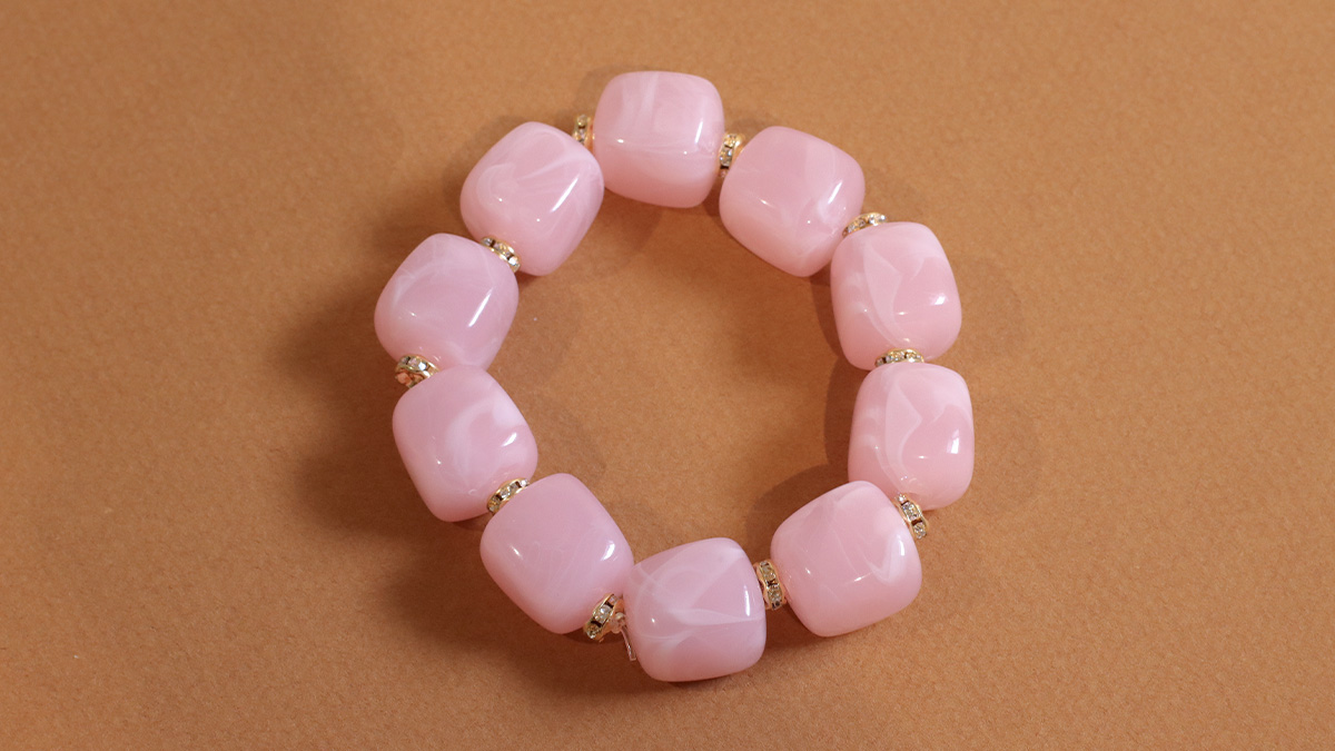 Irregular cube resin bead bracelets : Step 1 Irregular cube resin bead bracelets : Step 1