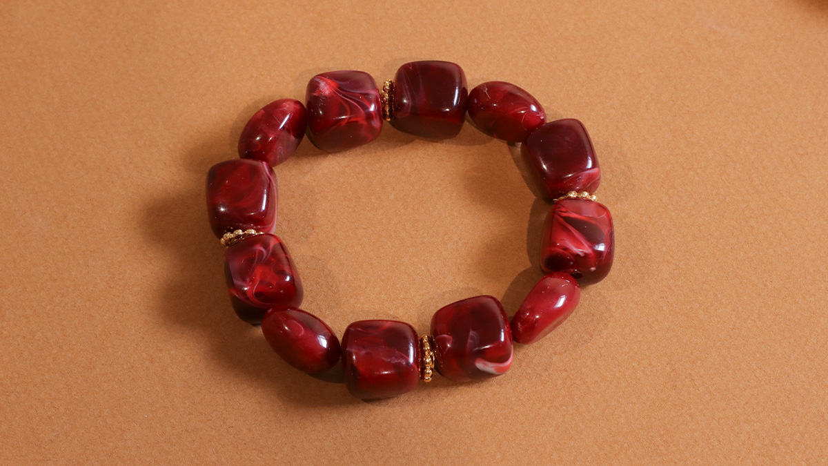 Irregular cube resin bead bracelets : Step 2 Irregular cube resin bead bracelets : Step 2