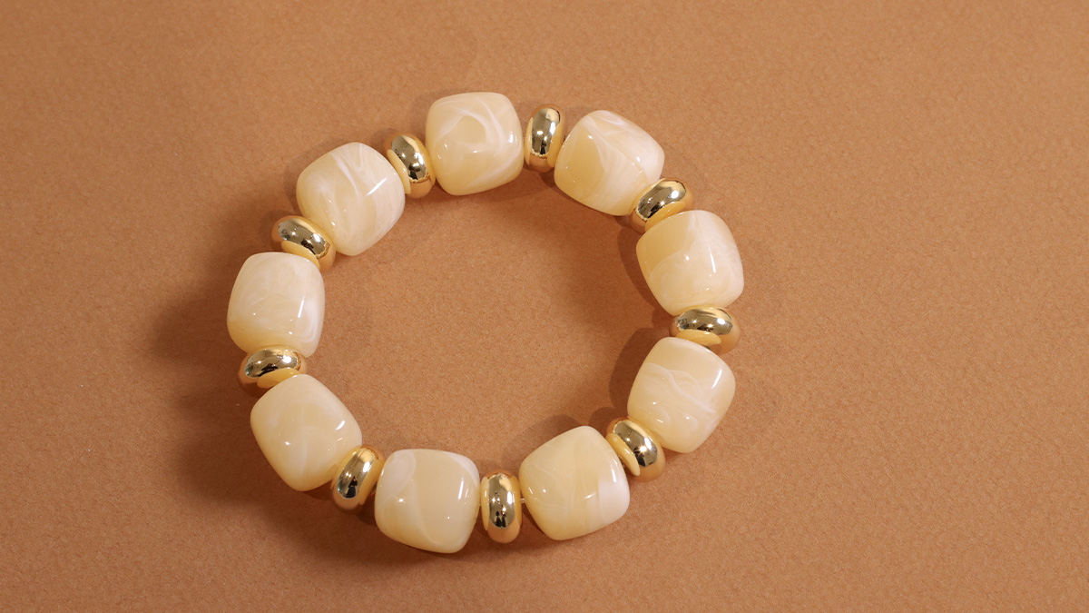 Irregular cube resin bead bracelets : Step 3 Irregular cube resin bead bracelets : Step 3