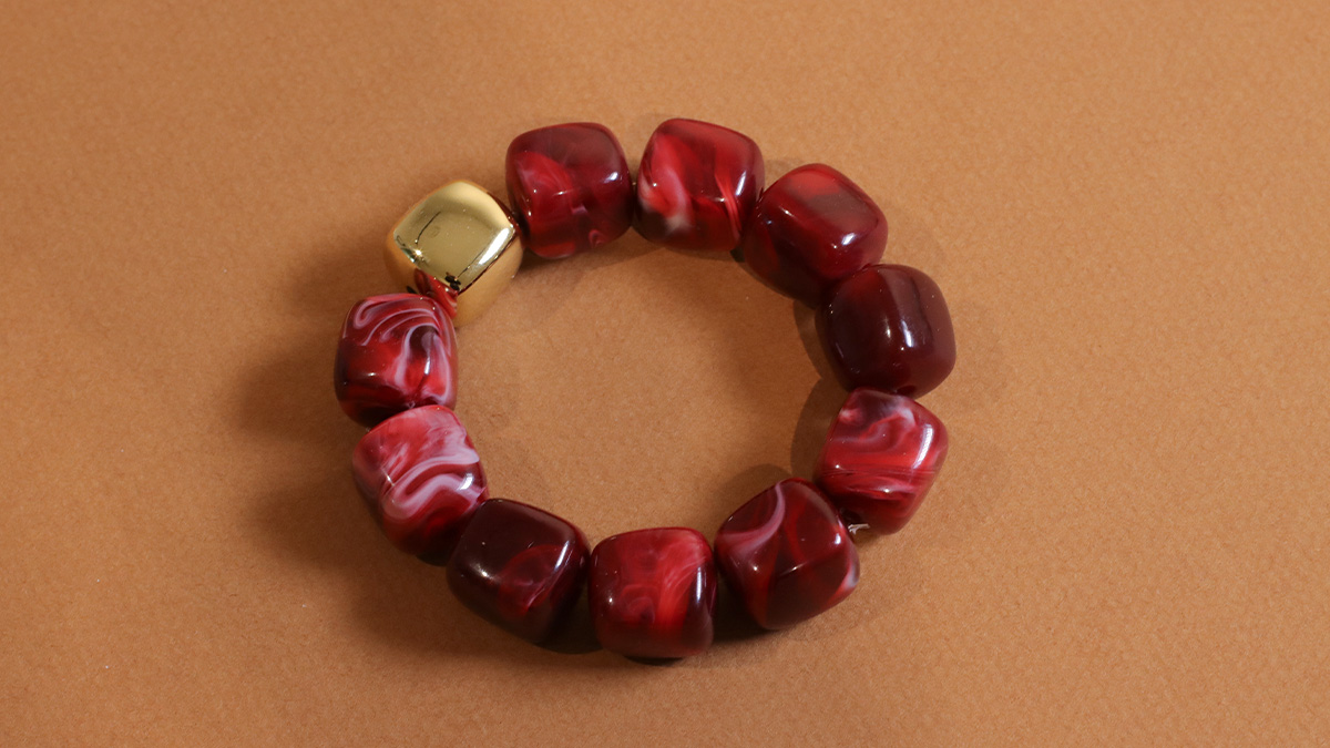 Irregular cube resin bead bracelets : Step 4 Irregular cube resin bead bracelets : Step 4