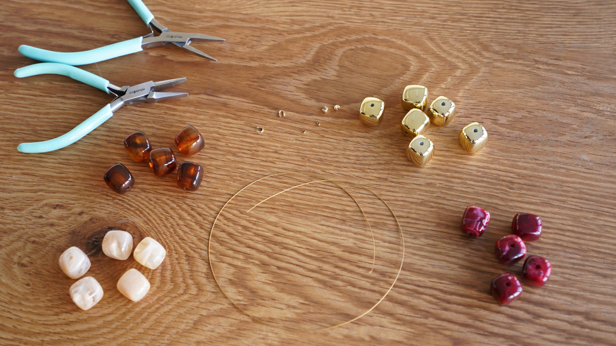 Irregular cubic resin beads necklace : Step 1 Irregular cubic resin beads necklace : Step 1