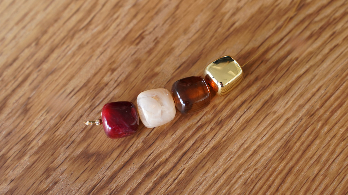 Irregular cubic resin beads necklace : Step 3 Irregular cubic resin beads necklace : Step 3