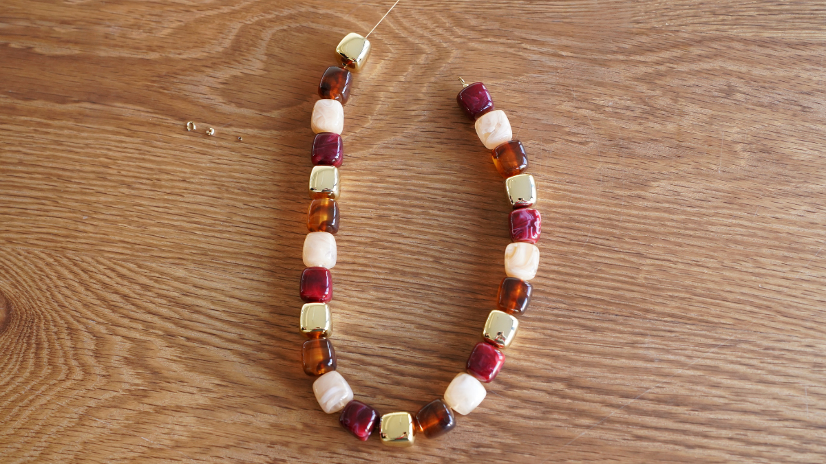 Irregular cubic resin beads necklace : Step 4 Irregular cubic resin beads necklace : Step 4