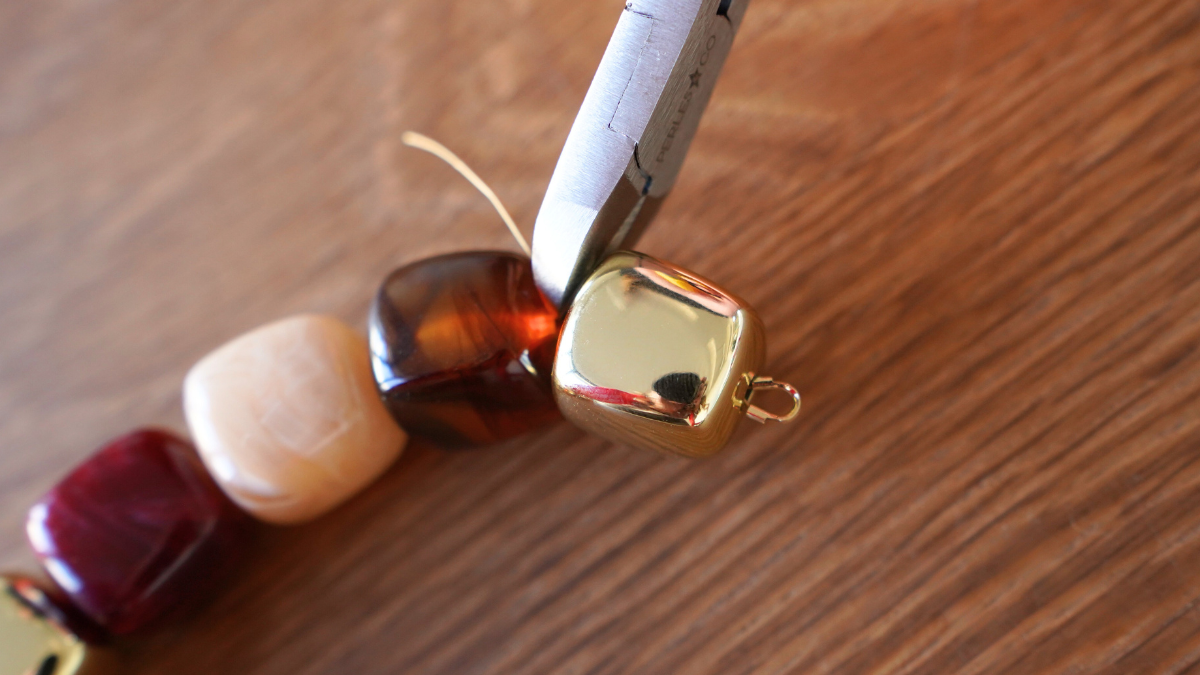 Irregular cubic resin beads necklace : Step 6 Irregular cubic resin beads necklace : Step 6