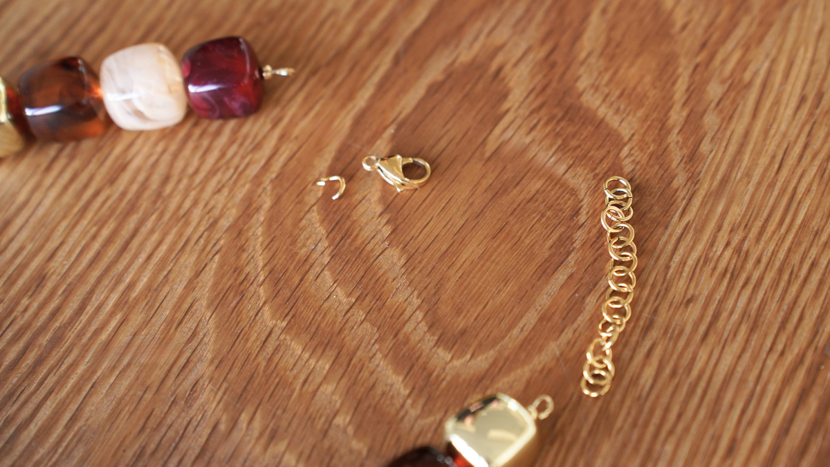 Irregular cubic resin beads necklace : Step 7 Irregular cubic resin beads necklace : Step 7