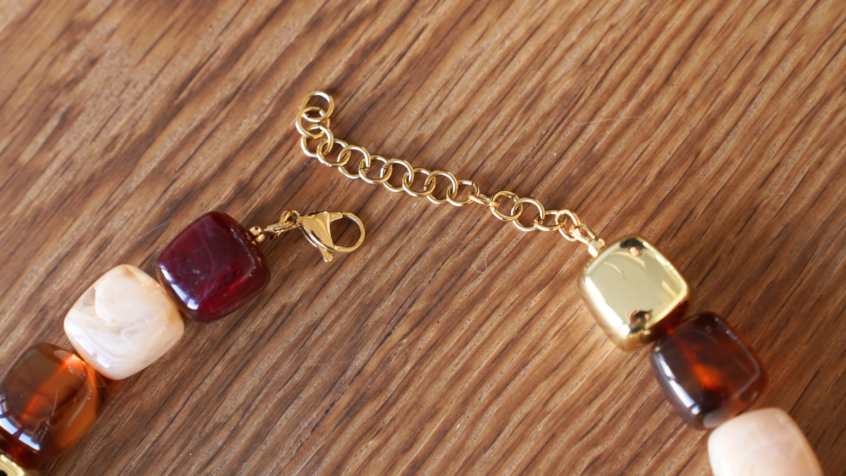 Irregular cubic resin beads necklace : Step 8 Irregular cubic resin beads necklace : Step 8