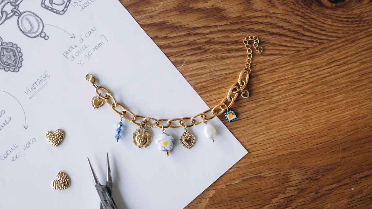 Schema DIY gold-plated stainless steel charms bracelet with blue and white beads Schema DIY gold-plated stainless steel charms bracelet with blue and white beads