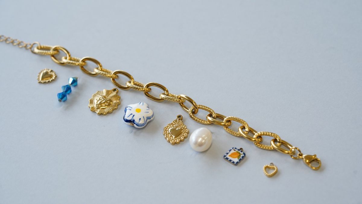 DIY gold-plated stainless steel charms bracelet with blue and white beads : Step 1 DIY gold-plated stainless steel charms bracelet with blue and white beads : Step 1