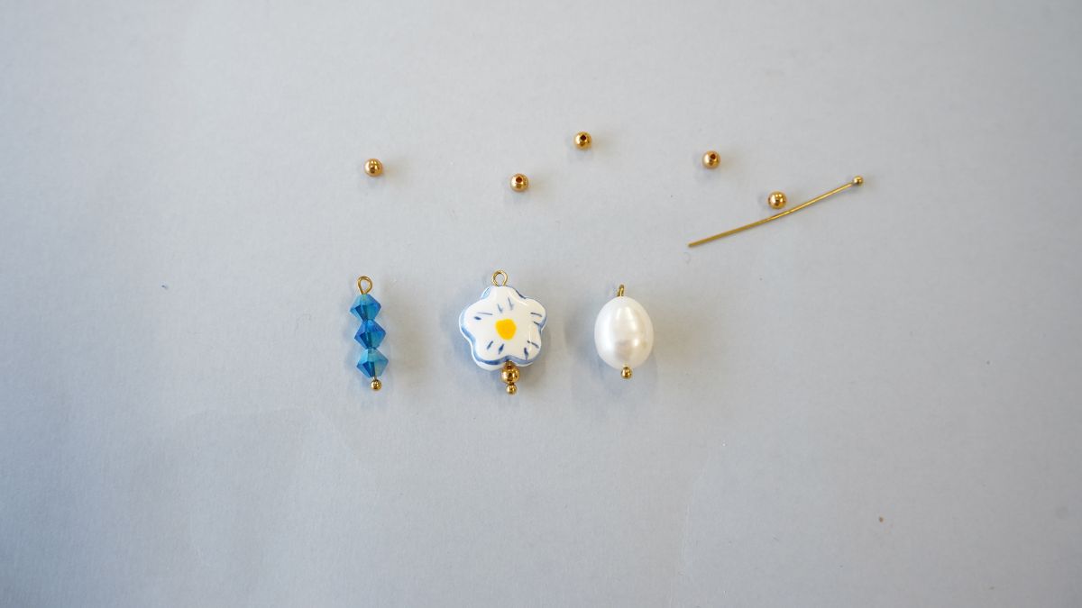 DIY gold-plated stainless steel charms bracelet with blue and white beads : Step 2 DIY gold-plated stainless steel charms bracelet with blue and white beads : Step 2