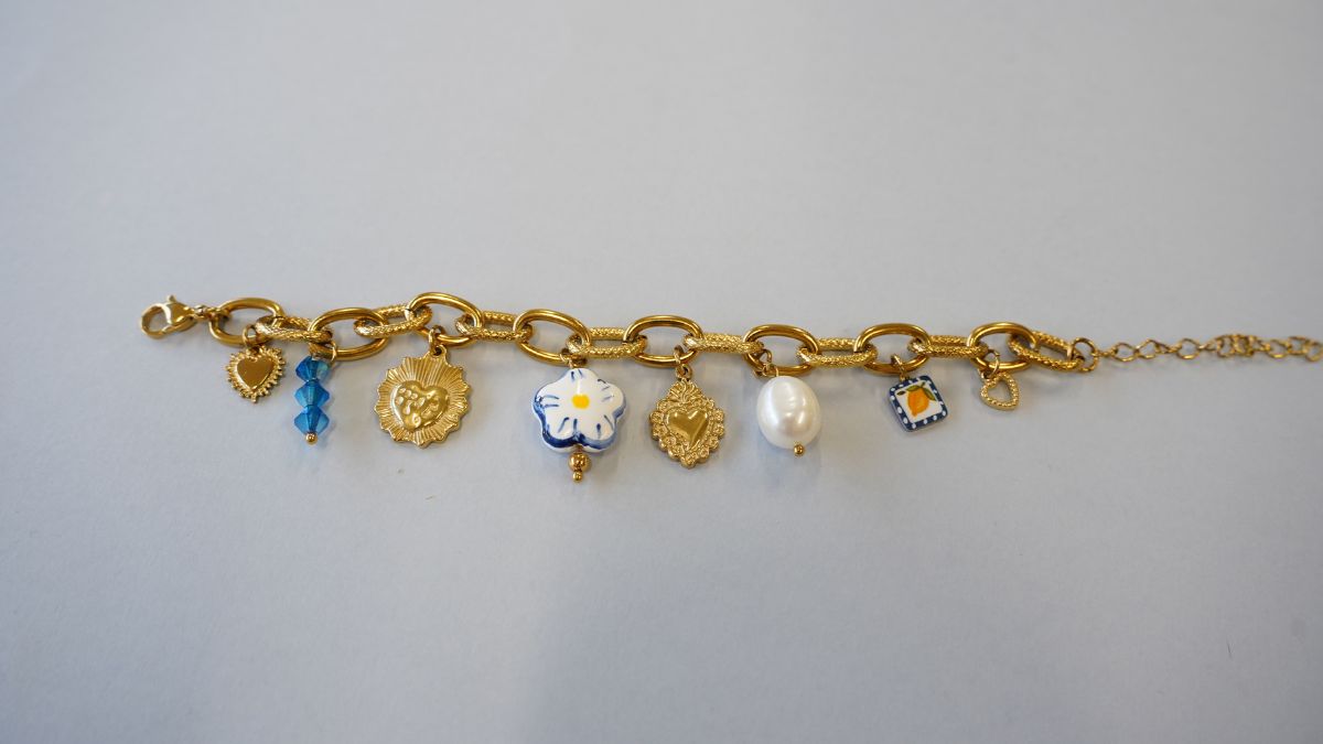 DIY gold-plated stainless steel charms bracelet with blue and white beads : Step 3 DIY gold-plated stainless steel charms bracelet with blue and white beads : Step 3