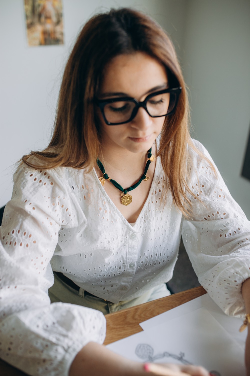Tour de cou en tissu vert forêt avec breloques dorées