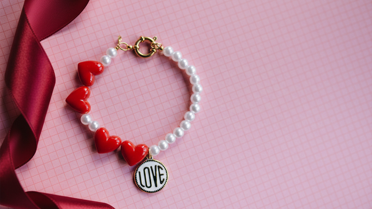 DIY Valentine's bracelet with red hearts and pearly beads