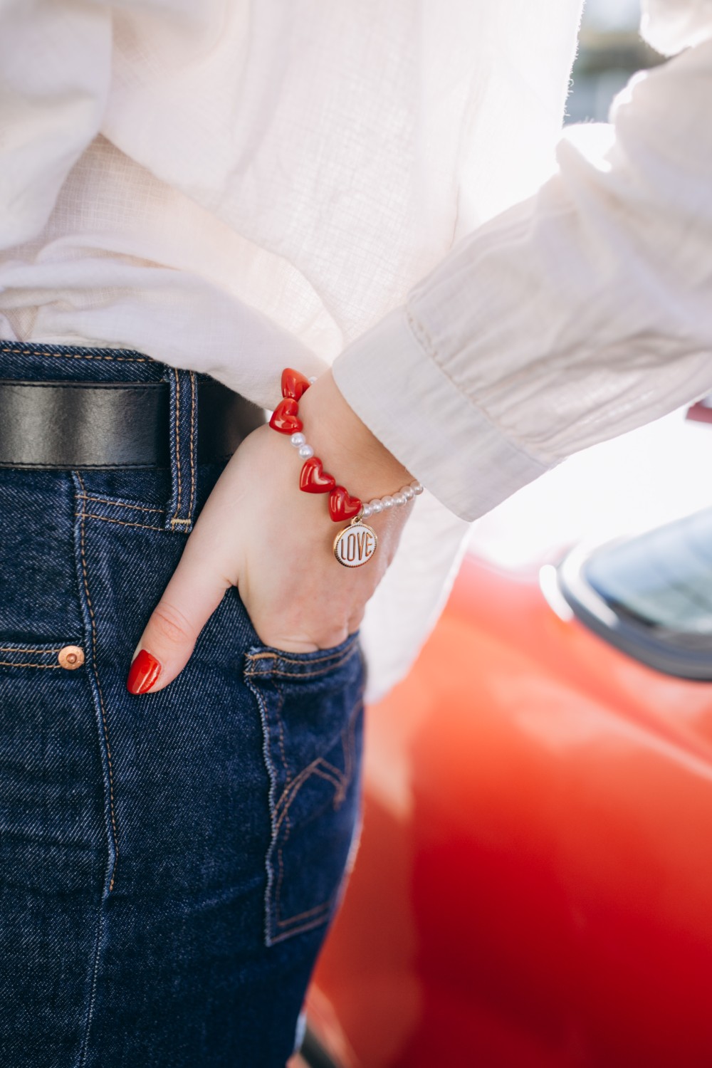 DIY bracelet Saint-Valentin avec cœurs rouges et perles nacrées