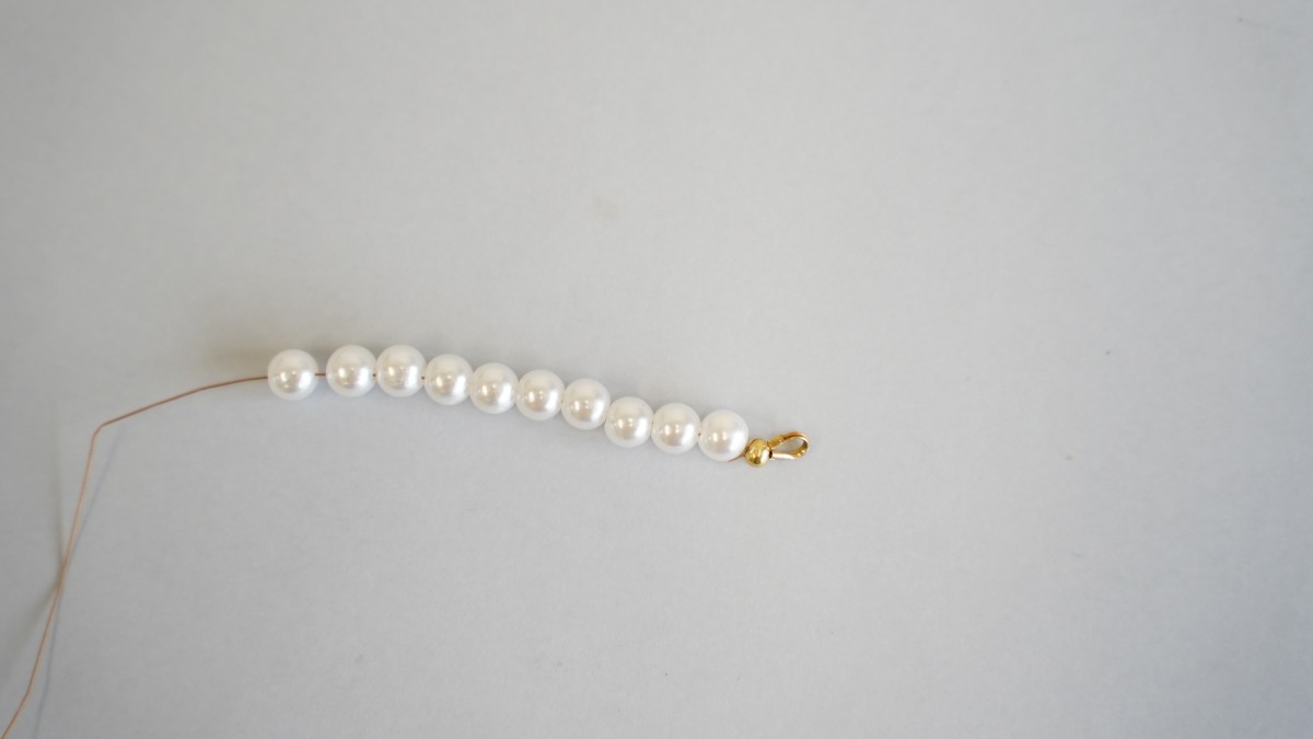 DIY Valentine's bracelet with red hearts and pearly beads : Step 1