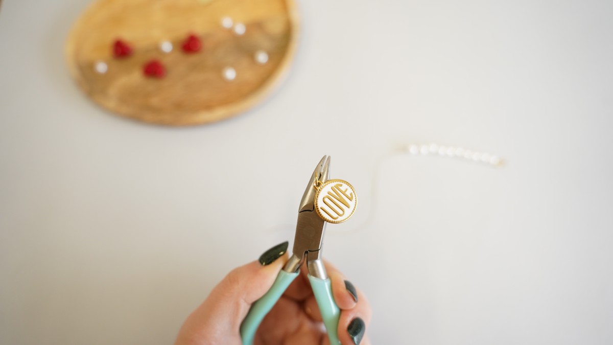 DIY Valentine's bracelet with red hearts and pearly beads : Step 2